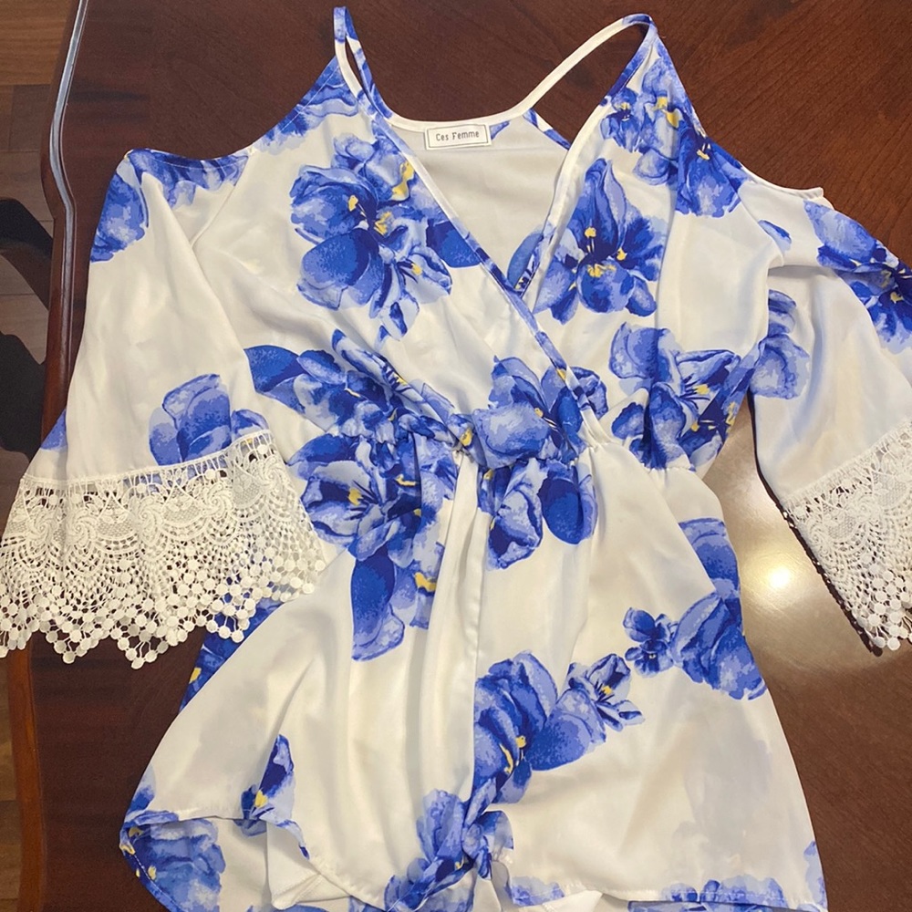 Romper. Open shoulder. Sleeve detail